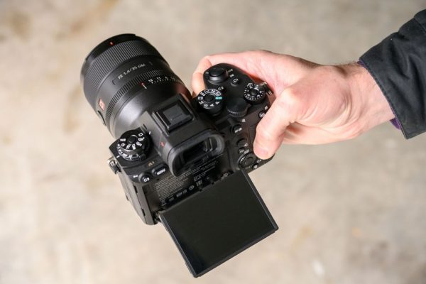 Alpha A1 được Sony trang bị OLED với độ phân giải 9,44 triệu điểm ảnh và độ phóng đại 0,9x