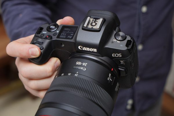 Canon EOS R sử dụng pin lithium-ion LP-E6N cho phép bạn có thể chụp 430 bức ảnh