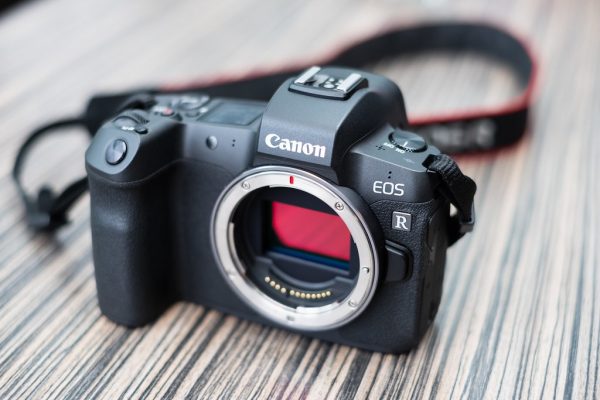 Canon EOS R sử dụng cảm biến CMOS full-frame có độ phân giải 30,3MP
