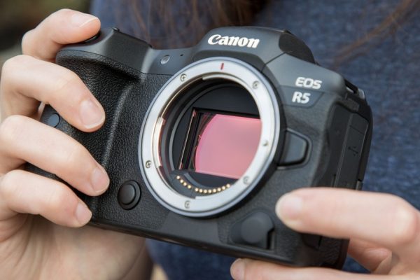 Canon EOS R5 sử dụng cảm biến CMOS full-frame với độ phân giải lên tới 45MP