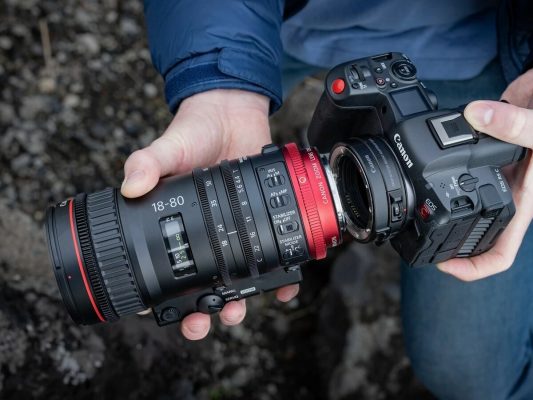 Canon EOS R5 sở hữu thân máy chắc chắn và trực quan