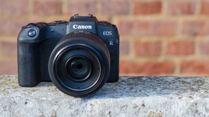 Canon EOS RP sở hữu thiết kế gọn gàng và tiện lợi