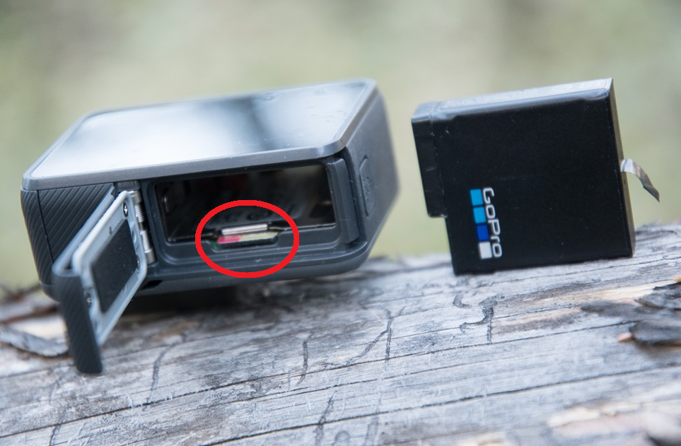Khe cắm thẻ nhớ MicroSD trên GoPro nằm ngay bên dưới pin