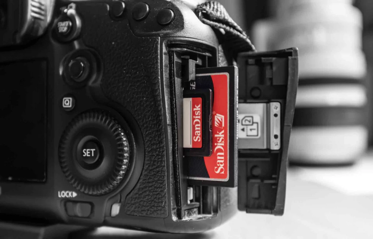 Thẻ nhớ CF SanDisk to hơn nhiều so với thẻ nhớ SD thương hiệu SanDisk (ảnh minh họa)