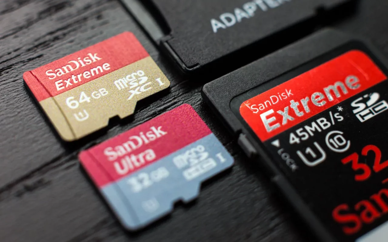 Thẻ microSD có kích thước khoảng 1/2 đến 1/3 thẻ SD (ảnh minh họa)