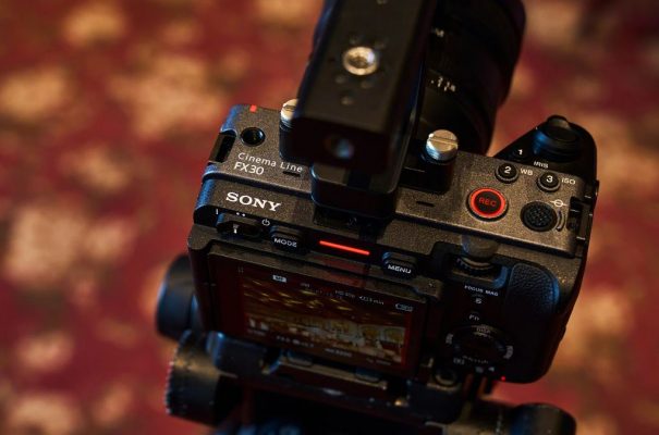 Sony FX30 trang bị công nghệ giúp hỗ trợ kiểm soát chất lượng quay, chụp tốt