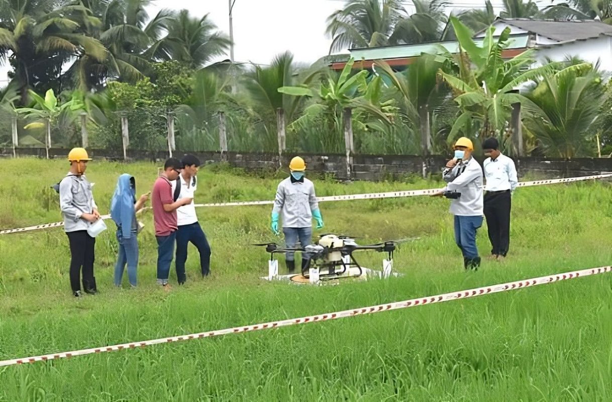 Buổi tập huấn thực hiện khảo nghiệm phun thuốc BVTV bằng drone (Ảnh: Minh Đảm)
