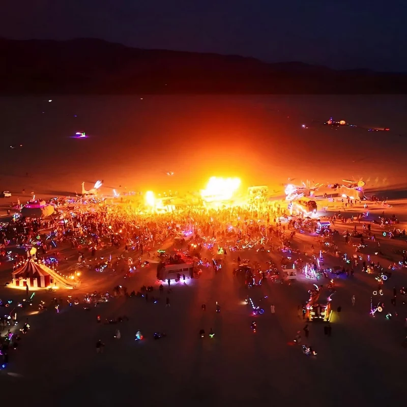 Hình ảnh chụp từ trên cao tại dêm diễn ra lễ hội Burning Man - instagram origamisuperfly