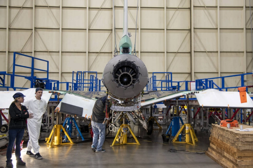 Các nhân viên kỹ thuật của NASA đang tiến hành lắp ráp động cơ của X-59. Ảnh: NASA