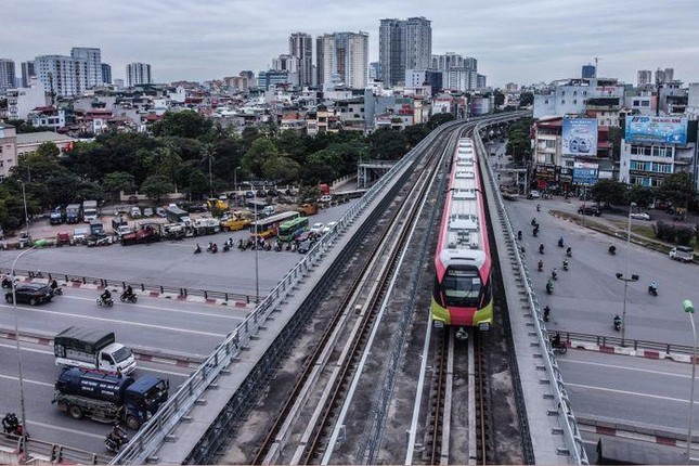 Đoàn tàu tuyến đường sắt trên cao Nhổn - ga Hà Nội được chụp lại bởi máy bay không người lái mini