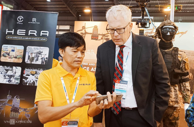 Ông Quốc - người sáng lập công ty ché tạo drone Hera đang giới thiệu sản phẩm với đối tác nước ngoài (Ảnh Vnexpress)