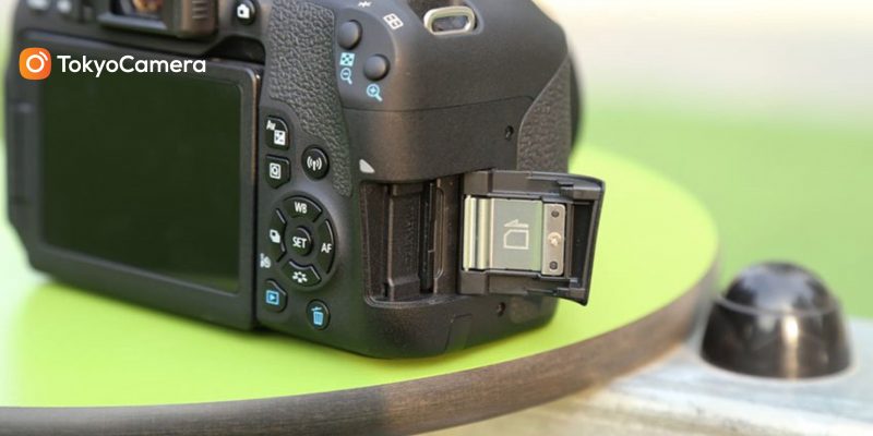 Khe cắm thẻ nhớ của Canon EOS 800D