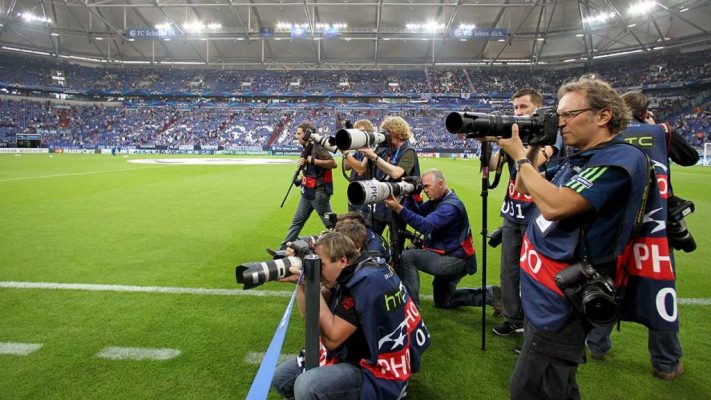 Các nhiếp ảnh gia sự kiện thể thao thường xuyên tác nghiệp với máy ảnh trang bị ống kính tele