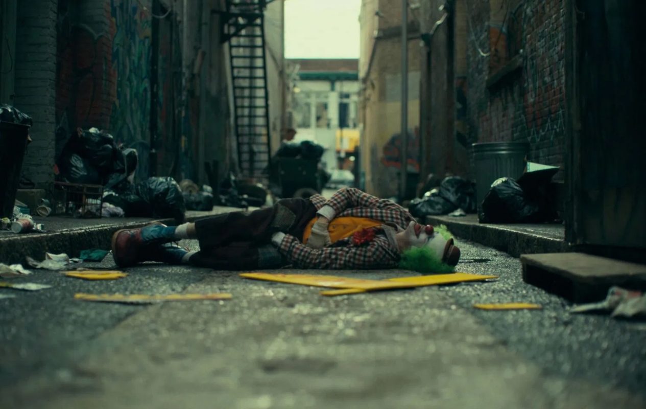 Một cảnh quay sát mặt sàn trong phim Joker