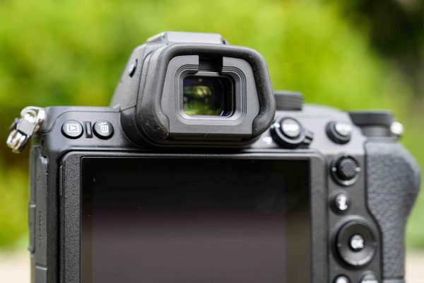 Kính ngắm điện tử trên Nikon Z5 có độ phân giải 3,69 triệu điểm