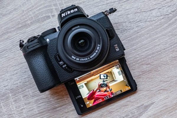Nikon Z50 có màn hình LCD 3,2 inch cùng độ phân giải 1,04 triệu điểm ảnh