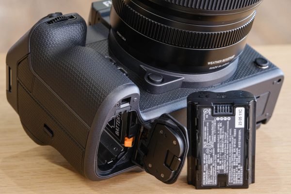 Fujifilm GFX100 II sử dụng pin W235 giống như trên X-H2, X-S20 và X-T5