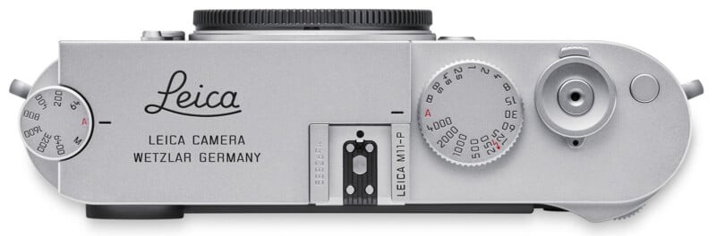 phần logo chấm đỏ nổi tiếng của Leica đã được lược bỏ trên chiếc M11-P, thay vào đó là dòng chữ Leica tinh tế hơn