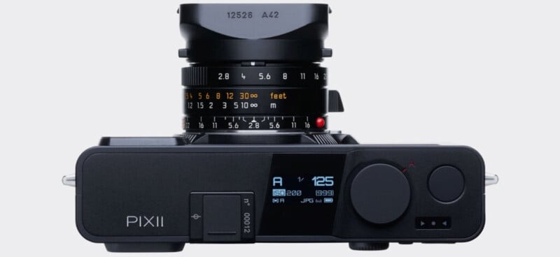 Pixii+ có cảm biến hình ảnh BSI-CMOS APS-C 26MP, dải ISO gốc từ 160 đến 12.800, trang bị bộ lọc màu tiêu chuẩn của Bayer và sử dụng ngàm Leica M.