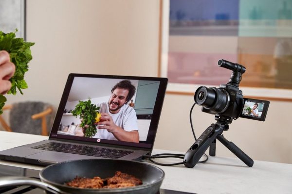 Tương thích UVC/UAC cho phép bạn sử dụng máy ảnh R50 như một chiếc webcam