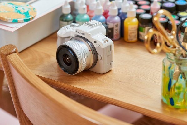 Kính ngắm OLED 2, 36 triệu điểm ảnh trên Canon EOS R50 sẽ cung cấp trường nhìn với độ phân giải cao