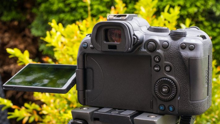 Canon R6 II sở hữu màn hình LCD 3 inch với độ phân giải 1,62 triệu điểm ảnh