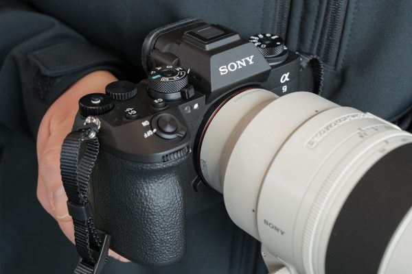 Sony A9 III có lớp đệm kín ở thân máy, giúp nó trở thành một chiếc máy ảnh thể chống chịu thời tiết, chống nước và bụi xâm nhập vào máy ảnh
