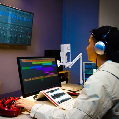 Để giảm thiểu tiếng ồn thông thường do bàn phím máy tính lọt vào mic Comica Audio STA-U2A RGB USB bạn chỉ cần sử dụng nút tắt tiếng