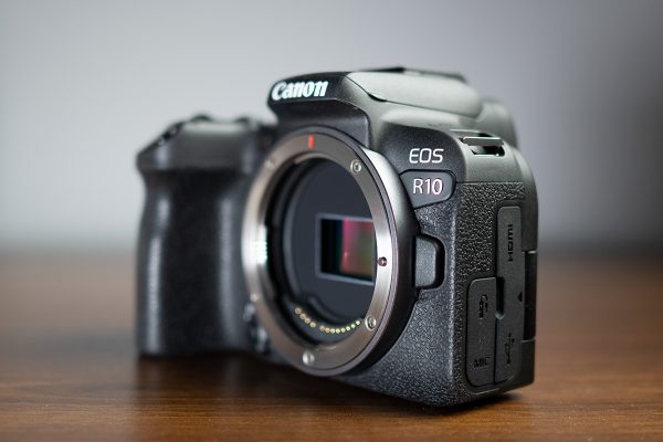 Canon EOS R10 sử dụng cảm biến APS-C 24,2MP