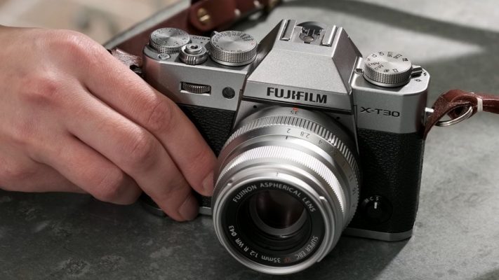 Fujifilm X-T30 II + lens 15-45mm sở hữu thiết kế nhỏ gọn, tinh tế