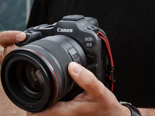 Canon EOS R3 được trang bị màn trập điện tử đem đến khả năng chụp liên tiếp với tốc độ lên tới 30 khung hình/giây