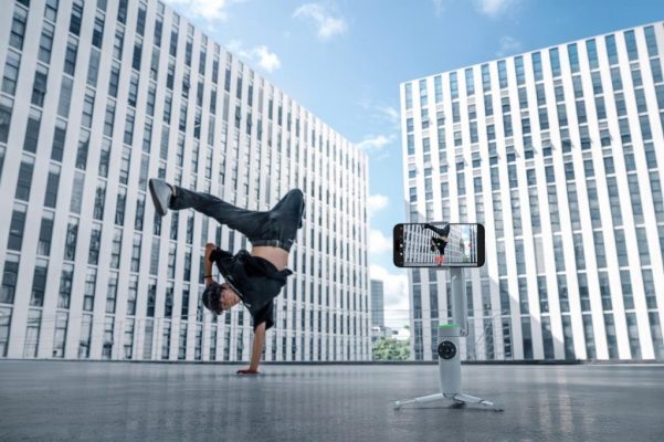 Insta360 Flow Pro vs Flow đều sử dụng chống rung 3 trục