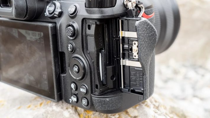 Review pin và khe lưu trữ trên Nikon Z6 III