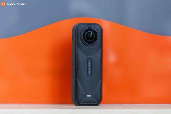 Chụp ảnh 360 độ 72MP trên Insta360 X5 Essentials Bundle