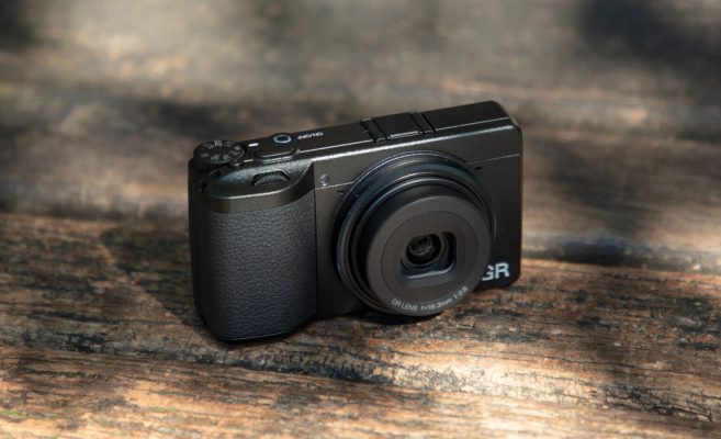 ra mắt Ricoh GR IV
