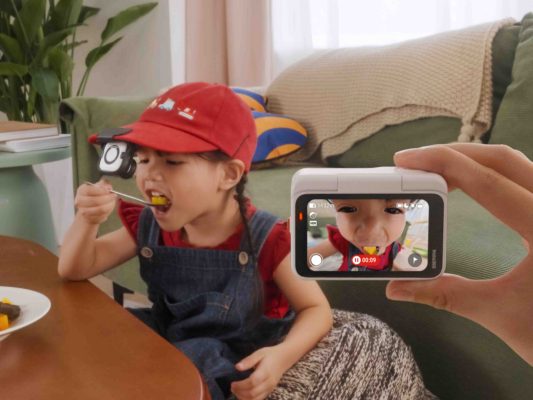 Hộp sạc Action Pod trên Insta360 GO Ultra