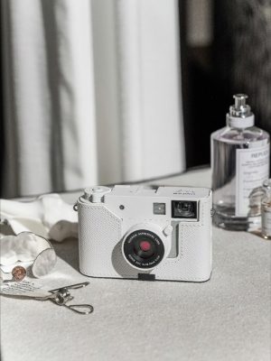 Fujifilm X half màu trắng