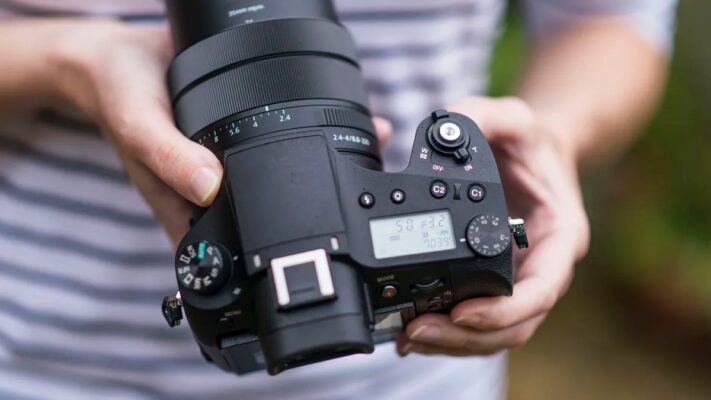Sony RX10 V và Sony RX10 IV
