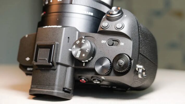 Sony RX10 V và Sony RX10 IV